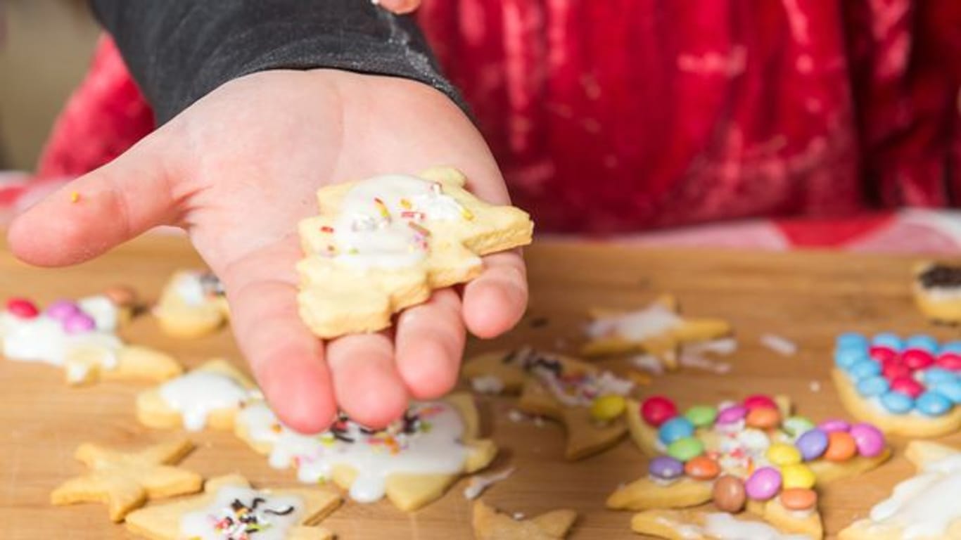 Ein Adventskalender zum Naschen kann eine leckere Überraschung sein - zum Beispiel mit selbstverzierten Keksen.