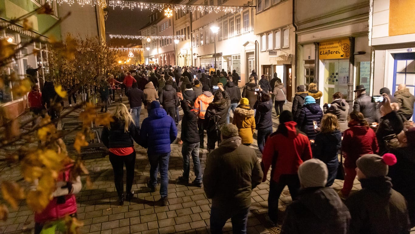 Thüringen, Hildburghausen: Menschen laufen durch die Innenstadt und protestieren gegen die neuen Infektionsschutzregeln in dem Kreis.
