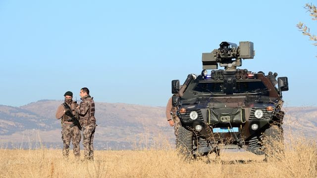 Bewaffnete Mitglieder einer Sondersicherheitseinheit stehen Wache außerhalb eines Luftwaffenstützpunktes, auf dem ein Gericht Urteile gegen Hunderte Beteiligte nach dem Putschversuch in der Türkei spricht. Bewaffnete Mitglieder einer Sondersicherheitseinheit stehen Wache außerhalb eines Luftwaffenstützpunktes, auf dem ein Gericht Urteile gegen Hunderte Beteiligte nach dem Putschversuch in der Türkei spricht.
