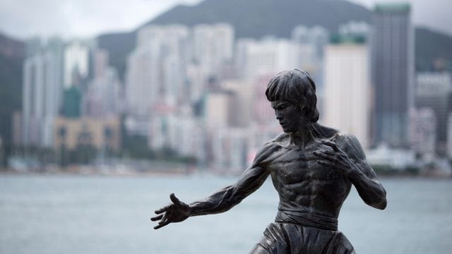 Eine Statue erinnert in Hongkong an Bruce Lee.