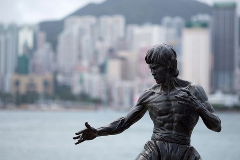 Eine Statue erinnert in Hongkong an Bruce Lee.