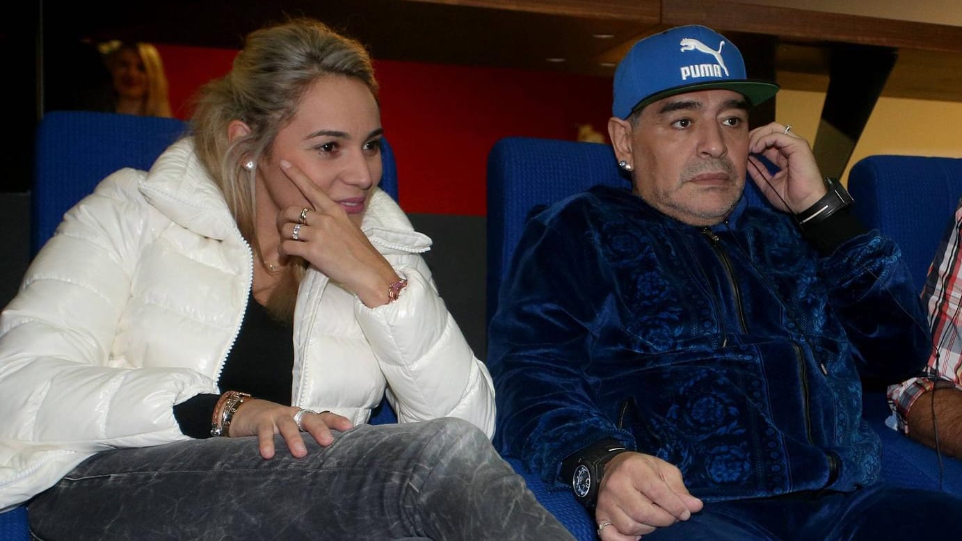 Maradona und Oliva: Die Ex-Freundin der Fußball-Ikone durfte angeblich nicht mit den Familienangehörigen zum Sarg.