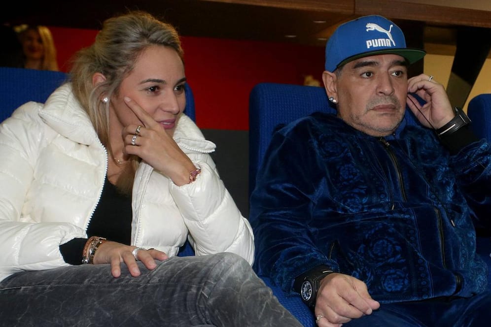 Maradona und Oliva: Die Ex-Freundin der Fußball-Ikone durfte angeblich nicht mit den Familienangehörigen zum Sarg.