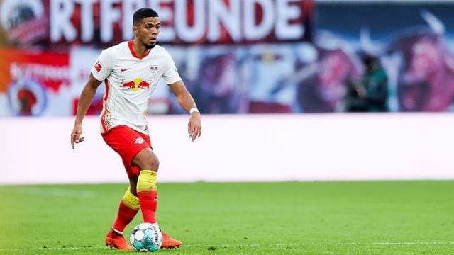 Fällt für RB Leipzig aus: Benjamin Henrichs am Ball.