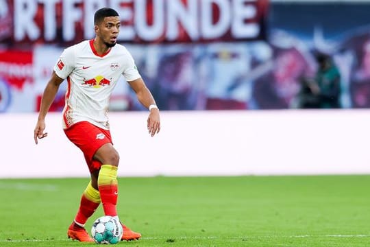 Fällt für RB Leipzig aus: Benjamin Henrichs am Ball.