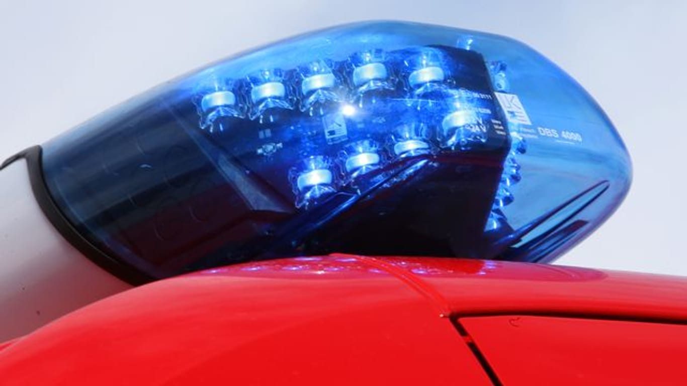 Ein Blaulicht leuchtet auf einem Einsatzwagen der Feuerwehr (Symbolbild): Bei einem Feuer in einem Mehrfamilienhaus ist ein mann ums Leben gekommen.