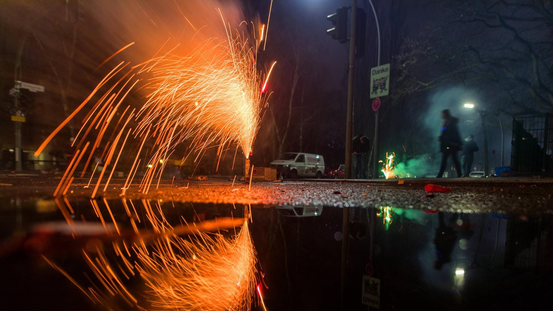 Bodenfeuerwerk spiegelt sich in einer Pfütze: Berlins Grünen-Fraktionsvorsitzende Antje Kapek hat gefordert, Feuerwerk zu begrenzen. Bodenfeuerwerk spiegelt sich in einer Pfütze: Berlins Grünen-Fraktionsvorsitzende Antje Kapek hat gefordert, Feuerwerk zu begrenzen.