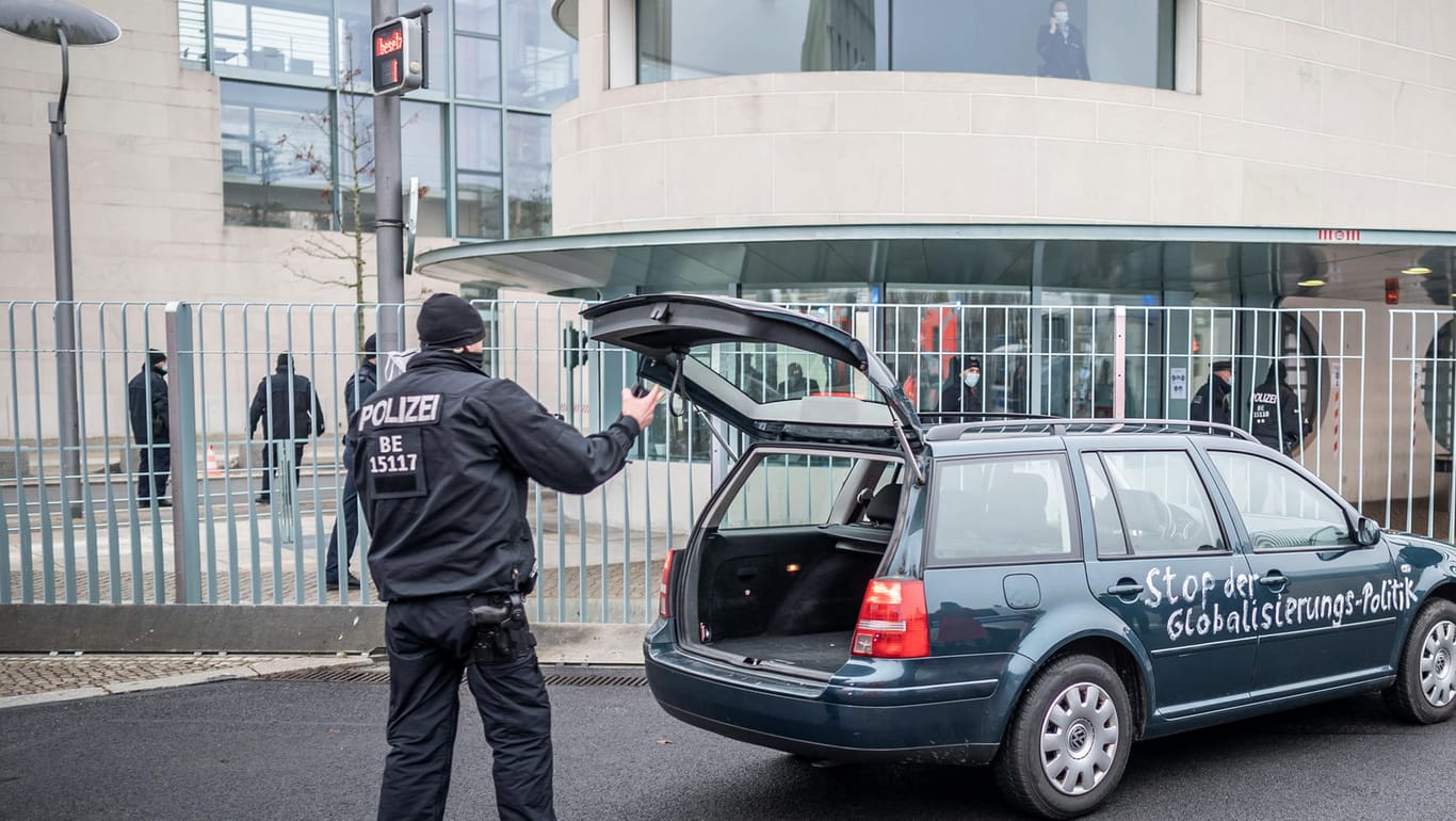Auto mit Protest-Botschaft rammt Tor zum Kanzleramt: Der Fahrer ist wieder auf freiem Fuß.