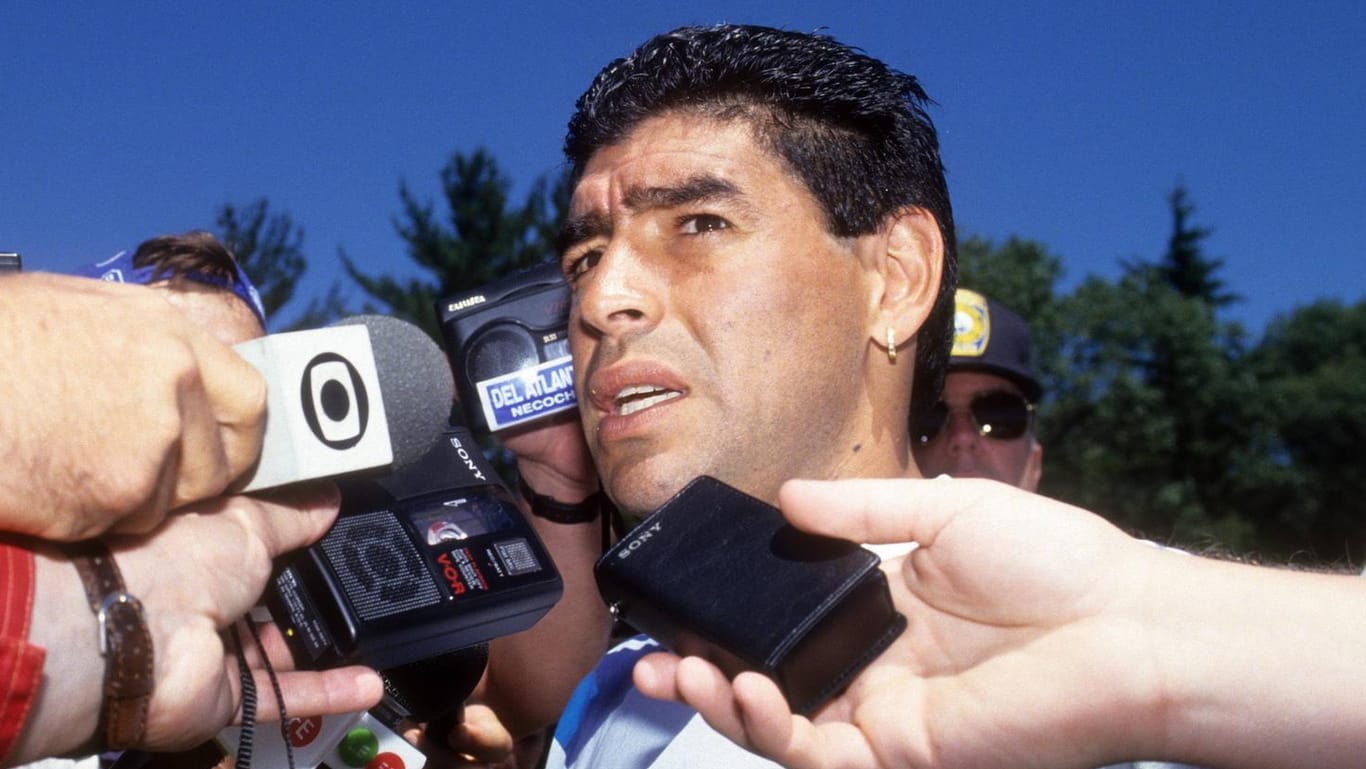 Diego Maradona (hier bei der WM 1994): Zeit seines Lebens beschäftigte der Fußballer die Klatschspalten der Zeitungen.