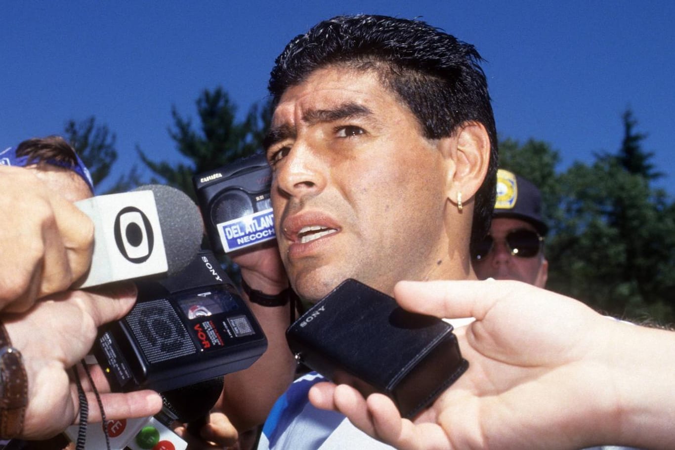 Diego Maradona (hier bei der WM 1994): Zeit seines Lebens beschäftigte der Fußballer die Klatschspalten der Zeitungen.