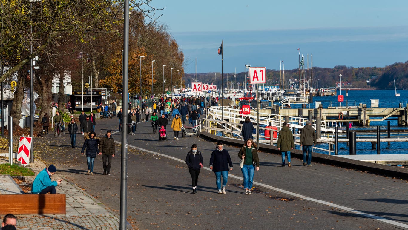 Promenade in Kiel: Auch im kommenden Monat dürfen sich in Schleswig-Holstein zehn Personen treffen.