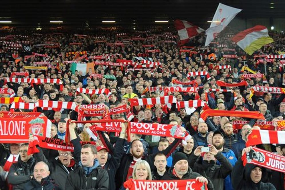 Unter anderem der FC Liverpool darf 2000 Fans wieder ins Stadion lassen.