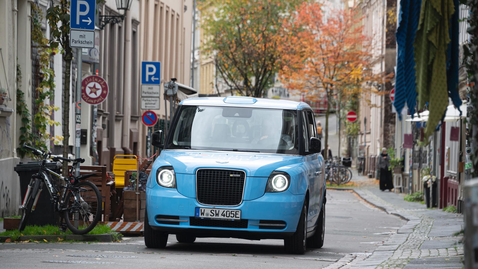 Ein "London Cab" der WSW fährt durch Wuppertal: Mit einer App können Fahrgäste in Wuppertal den Service buchen und sich abholen lassen.