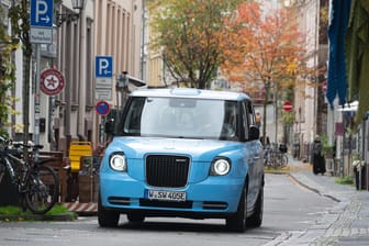 Ein "London Cab" der WSW fährt durch Wuppertal: Mit einer App können Fahrgäste in Wuppertal den Service buchen und sich abholen lassen.