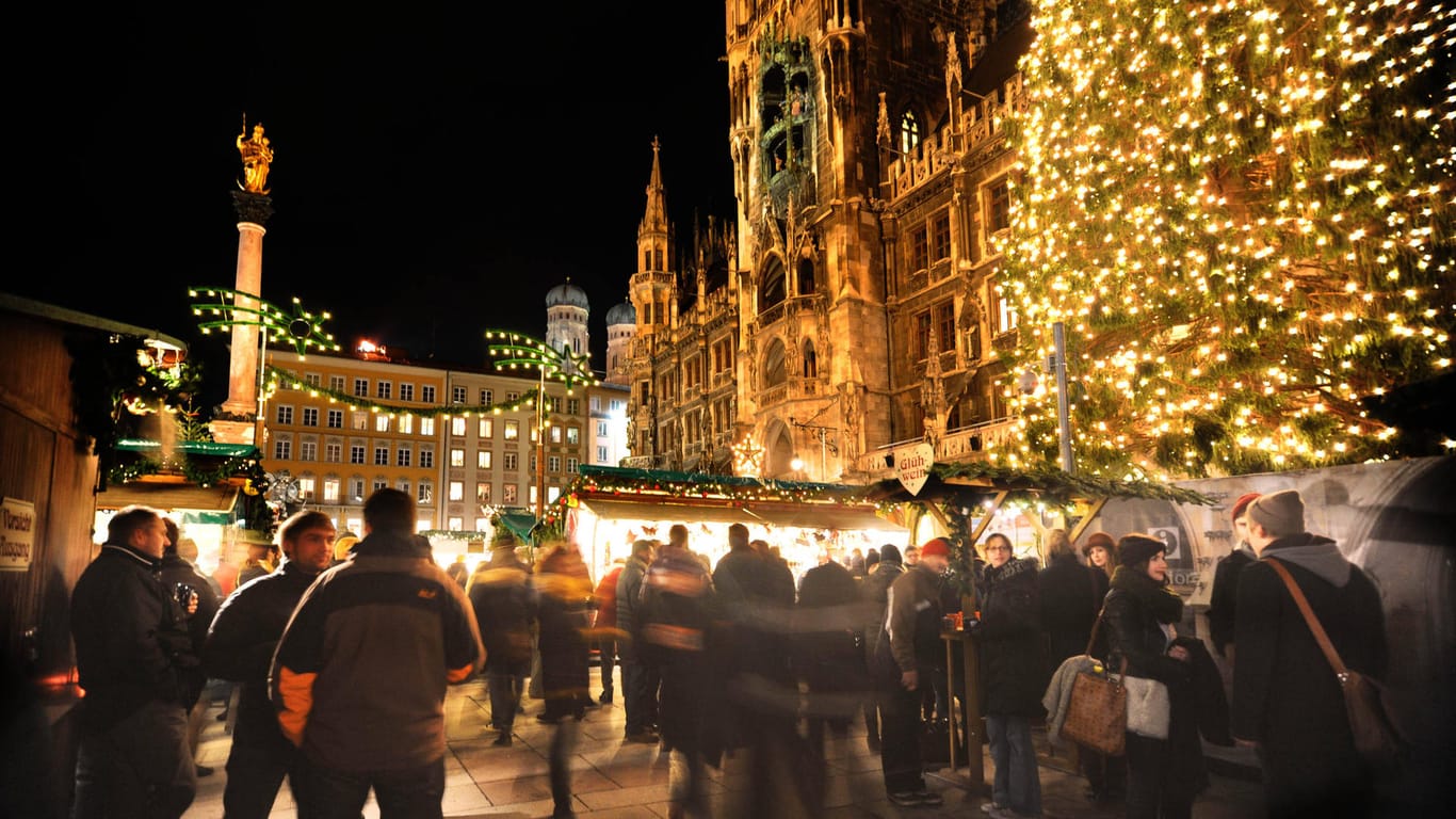Reges Treiben auf dem Münchner Christkindlmarkt im vergangenen Jahr: Nach der Absage des Weihnachtsmarkts soll es nun ein Online-Format geben.
