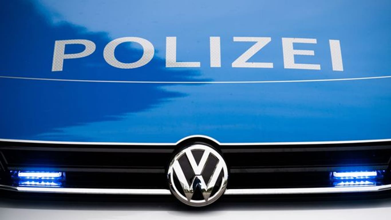 Frontalansicht eines Einsatzfahrzeugs der Polizei (Symbolbild): In Bielefeld hat ein Opfer eines Messerangriffs ein Foto vom Tatverdächtigen gemacht. So wurde er überführt.