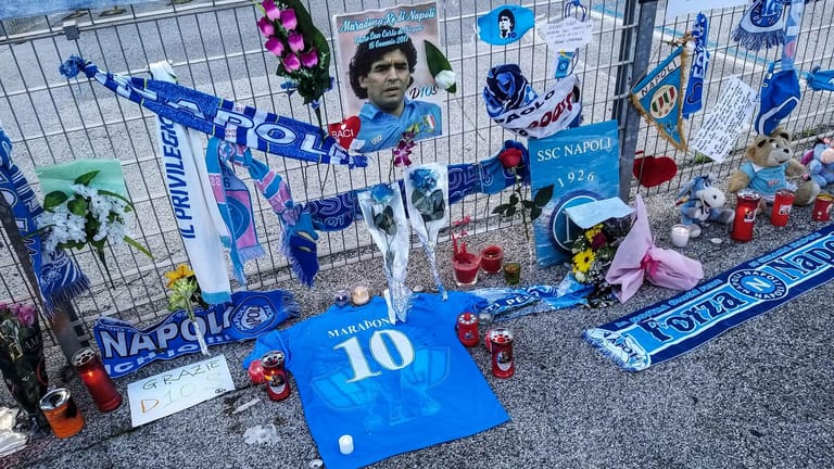 Einige Anhänger der "Azzurri" ließen Maradona-Memorabilia am Stadionzaun zurück.