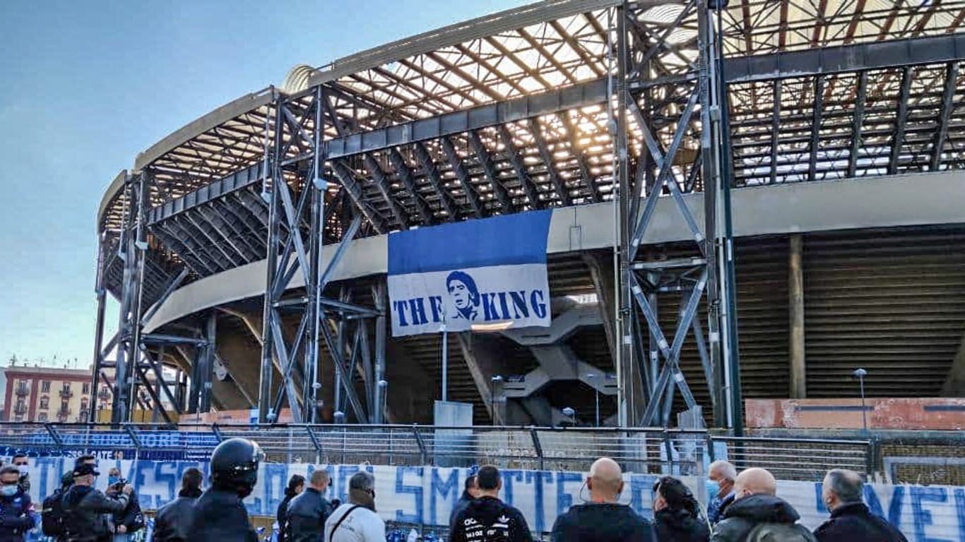 Nach der Todesmeldung versammelten sich viele Neapel-Fans vor dem Stadio San Paolo, um gemeinsam zu trauern.