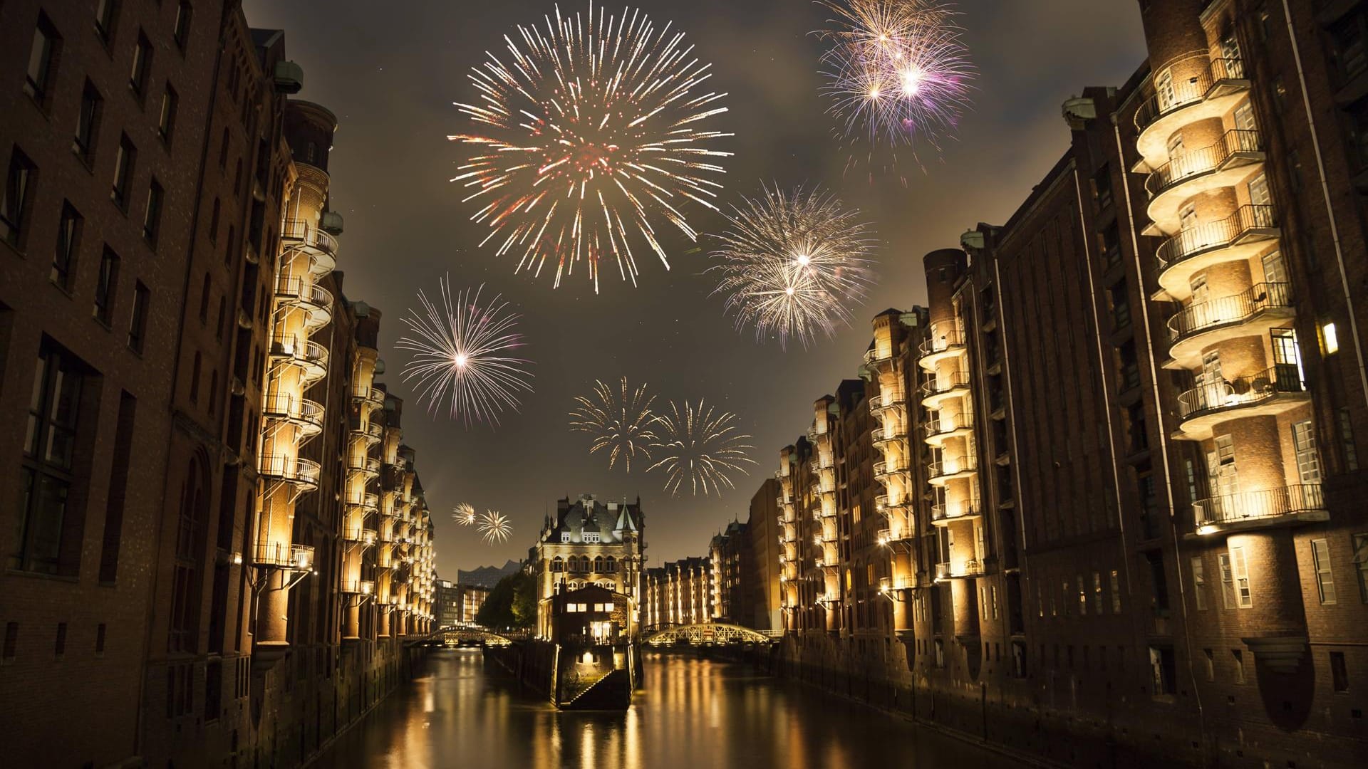 Feuerwerk über der Hamburger Speicherstadt: In diesem Jahr sollen Hamburger nach Willen des Senats möglichst auf Feuerwerk und Böllerei verzichten. Feuerwerk über der Hamburger Speicherstadt: In diesem Jahr sollen Hamburger nach Willen des Senats möglichst auf Feuerwerk und Böllerei verzichten.