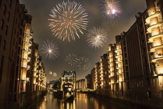 Feuerwerk über der Hamburger Speicherstadt: In diesem Jahr sollen Hamburger nach Willen des Senats möglichst auf Feuerwerk und Böllerei verzichten.