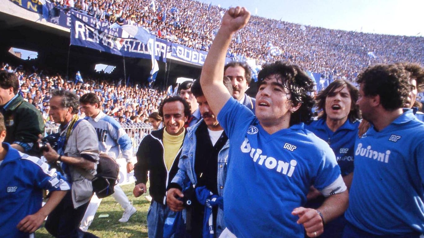 Diego Maradona bejubelt 1987 das Erringen des Meistertitels im ausverkauften Stadio San Paolo von Neapel.