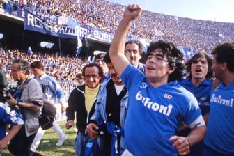 Diego Maradona bejubelt 1987 das Erringen des Meistertitels im ausverkauften Stadio San Paolo von Neapel.