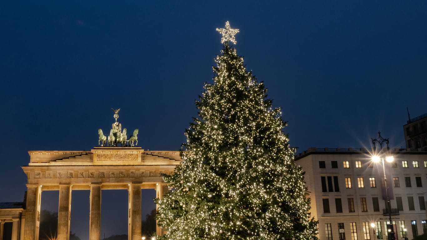 Hell leuchtet der Weihnachtsbaum am Brandenburger Tor: In Berlin werden die Corona-Regeln an den Feiertagen nicht gelockert.