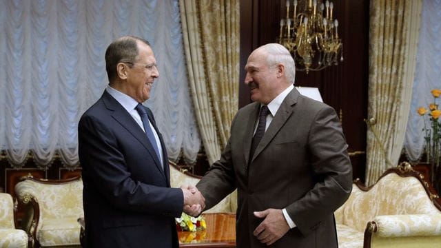 ARCHIV - Sergej Lawrow (l), Außenminister von Russland, schüttelt die Hand von Alexander Lukaschenko, Präsident von Belarus. ARCHIV - Sergej Lawrow (l), Außenminister von Russland, schüttelt die Hand von Alexander Lukaschenko, Präsident von Belarus.