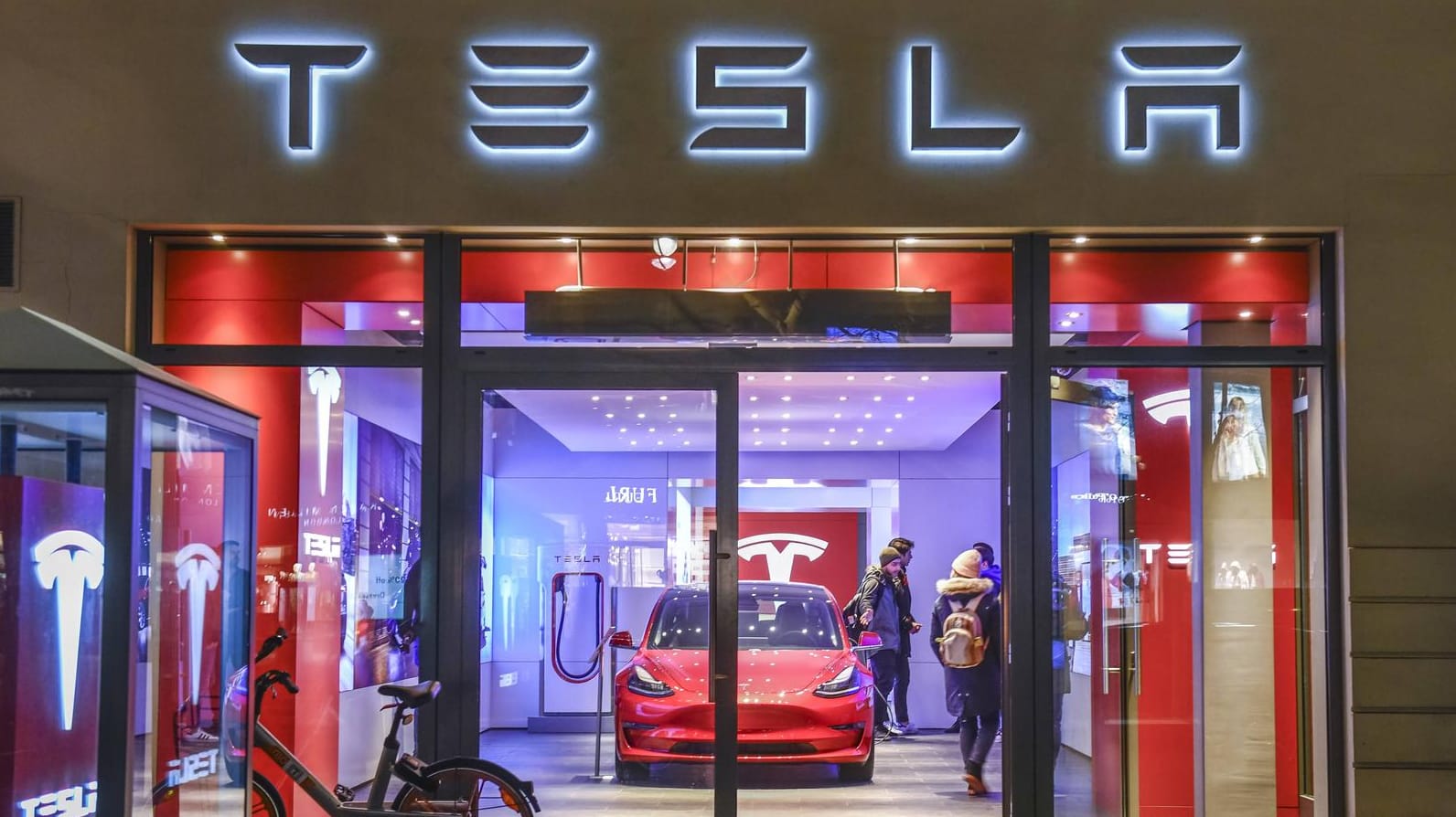 Tesla-Showroom auf dem Berliner Kudamm: Allein mit dem Verkauf von Autos hätten die Kalifornier bis heute noch kein Geld verdient.