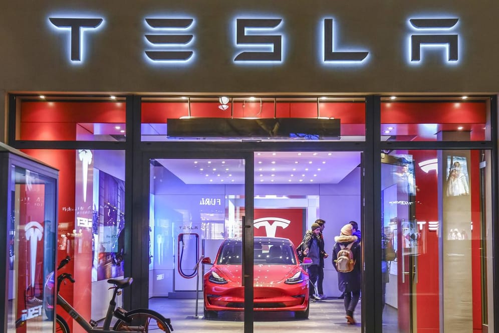 Tesla-Showroom auf dem Berliner Kudamm: Allein mit dem Verkauf von Autos hätten die Kalifornier bis heute noch kein Geld verdient.