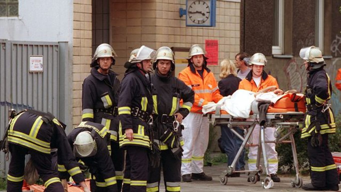 Das Archivbild zeigt Rettungskräfte bei der Versorgung von Verletzten vor dem S-Bahnhof Wehrhahn im Juli 2000.