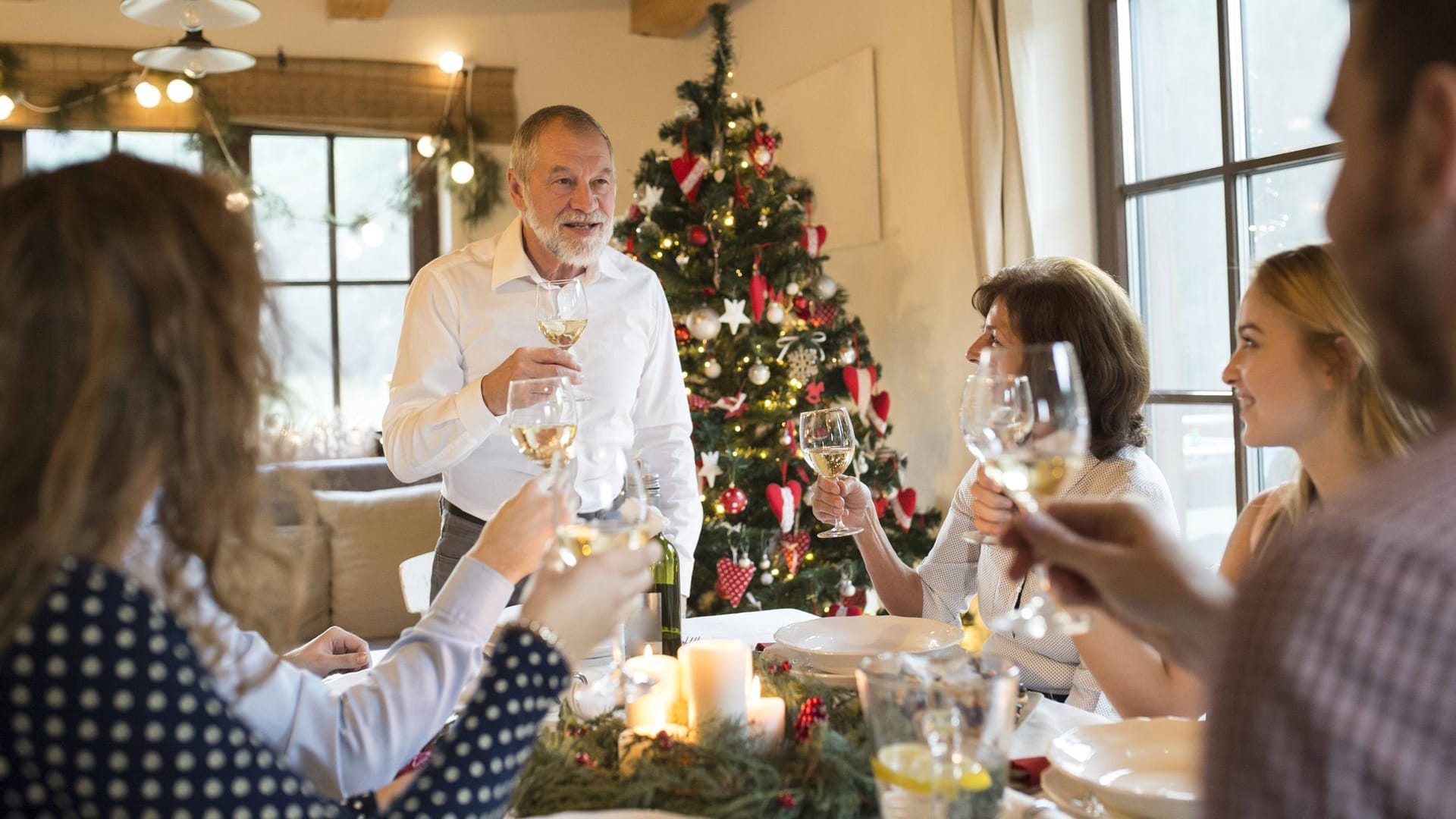 Weihnachtsessen im Familienkreis (Symbolbild): In diesem Jahr gilt dafür wegen der Pandemie eine Begrenzung.