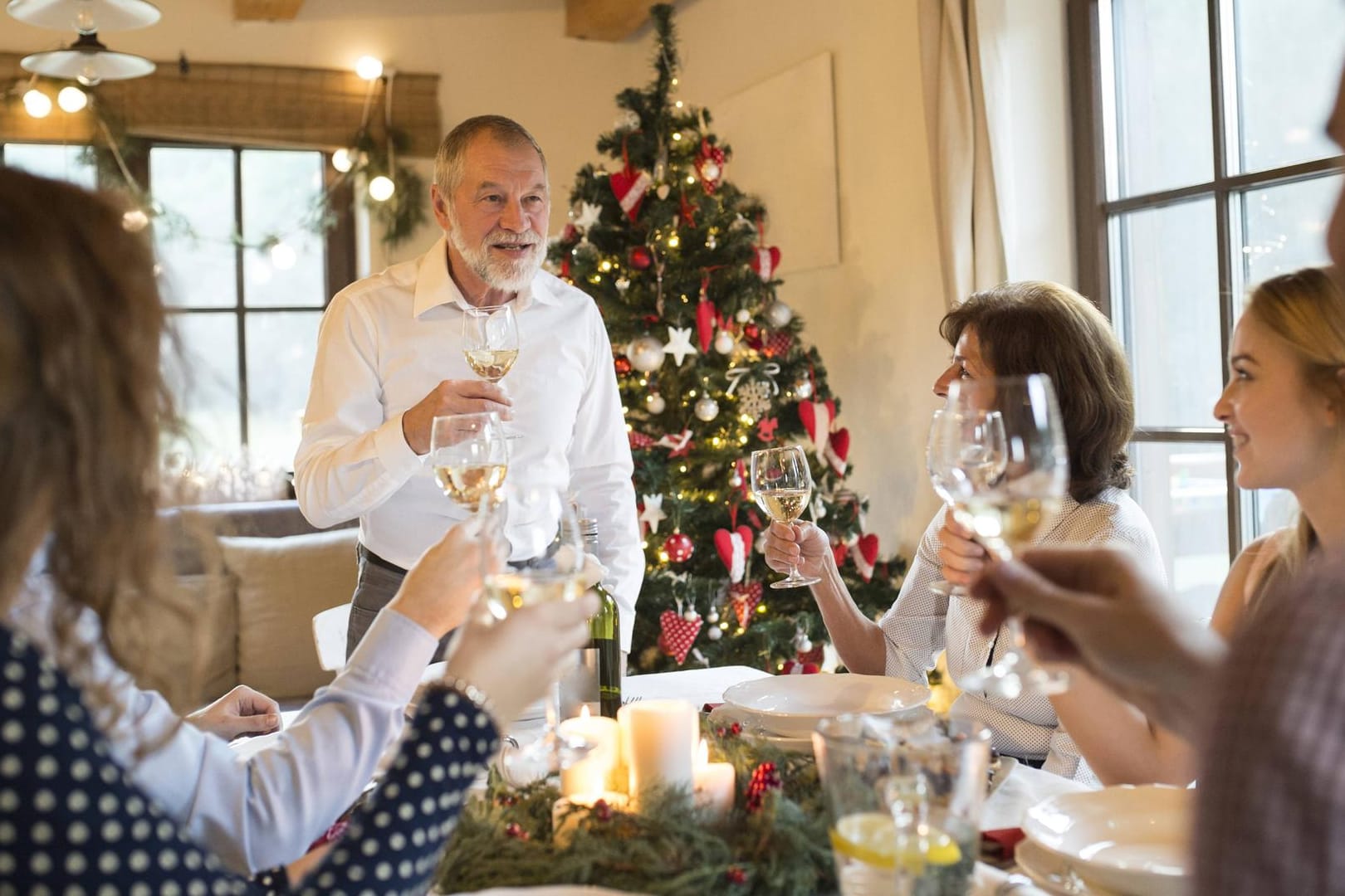 Weihnachtsessen im Familienkreis (Symbolbild): In diesem Jahr gilt dafür wegen der Pandemie eine Begrenzung.