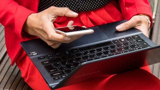 Lieber in die Einstellungen schauen: Wer sein Smartphone verloren oder verliehen hatte, sollte das Gerät nach Hinweisen auf sogenannte Stalkerware überprüfen. Lieber in die Einstellungen schauen: Wer sein Smartphone verloren oder verliehen hatte, sollte das Gerät nach Hinweisen auf sogenannte Stalkerware überprüfen.
