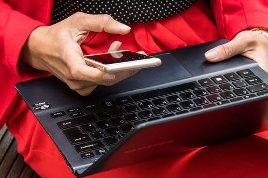 Lieber in die Einstellungen schauen: Wer sein Smartphone verloren oder verliehen hatte, sollte das Gerät nach Hinweisen auf sogenannte Stalkerware überprüfen.