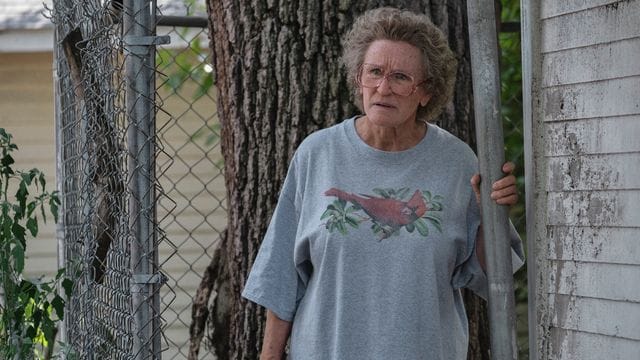 Finster blickt sie durch die übergroße Brille: Glenn Close als strenge Großmutter Mawmaw. Finster blickt sie durch die übergroße Brille: Glenn Close als strenge Großmutter Mawmaw.