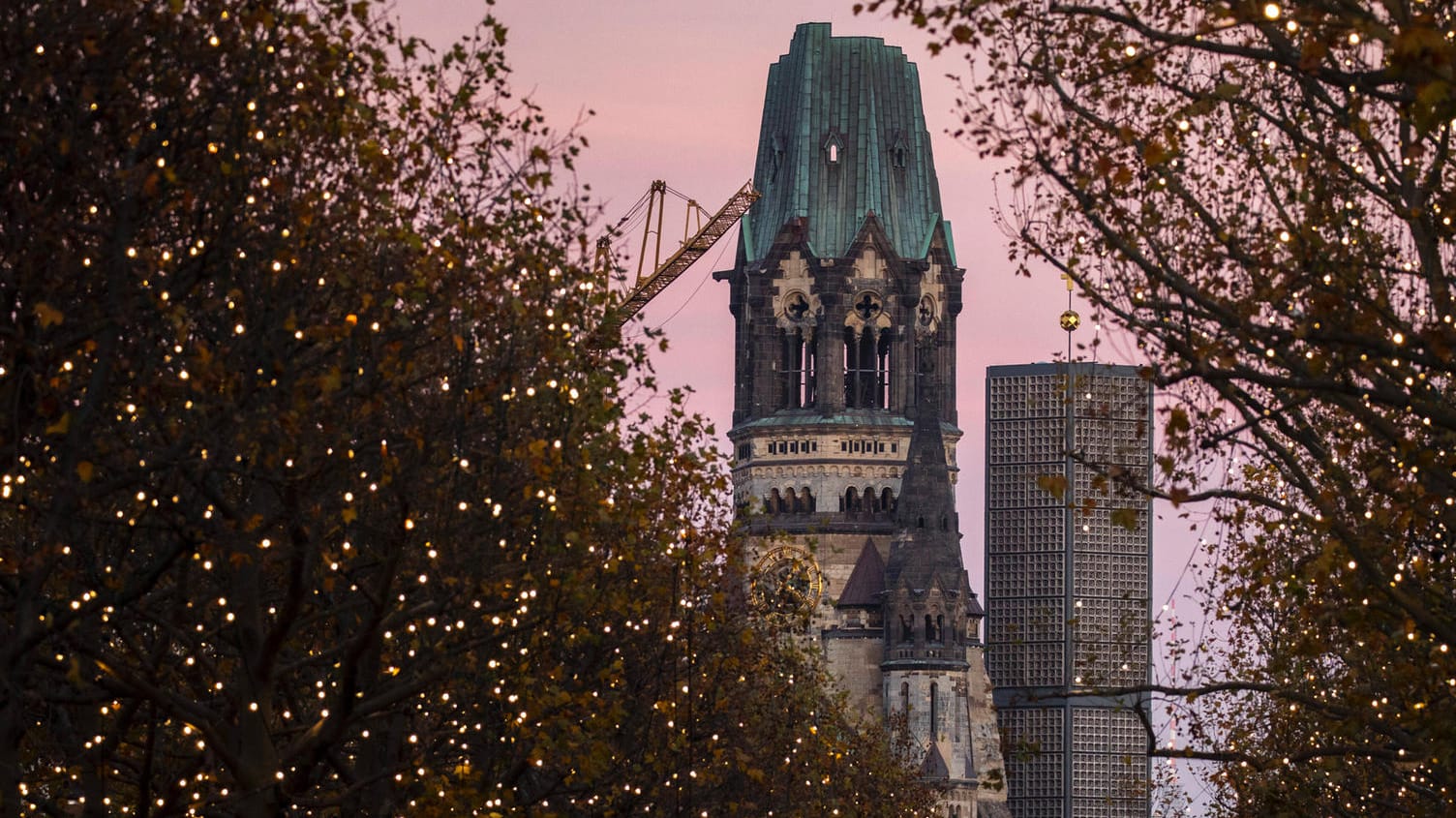 Festlich geschmückte Bäume am Kurfürstendamm: In Berlin gibt es über Weihnachten keine Lockerungen der Corona-Beschränkungen.