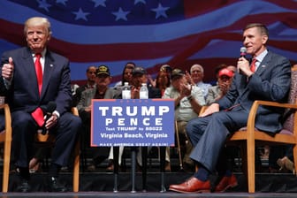 Donald Trump und Michael Flynn 2016: Der ehemalige Offizier unterstützte Trump schon im Wahlkampf.