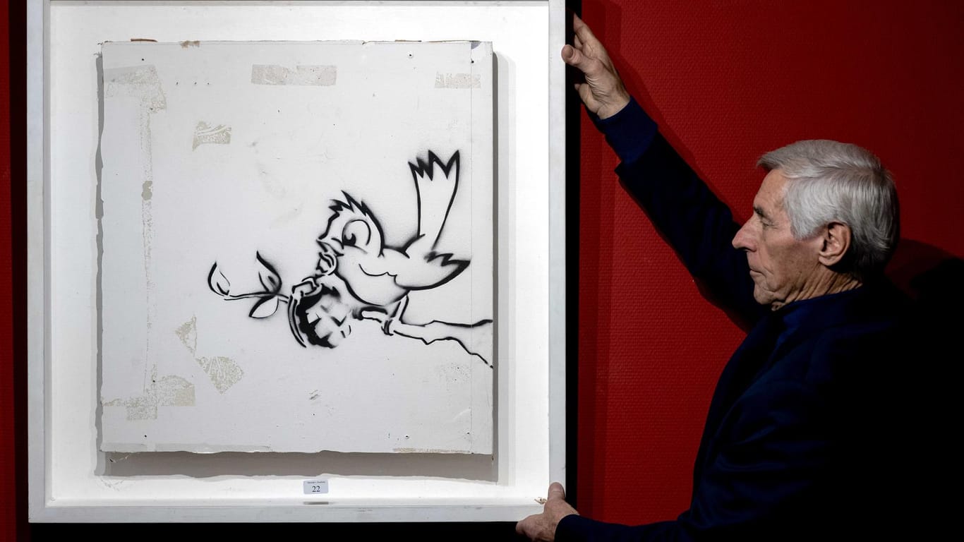 "Bird with Grenade": Das auf Deutsch übersetzt "Vogel mit Granate" betitelte Kunstwerk von Banksy hängt in dem Auktionshaus Hessink's.