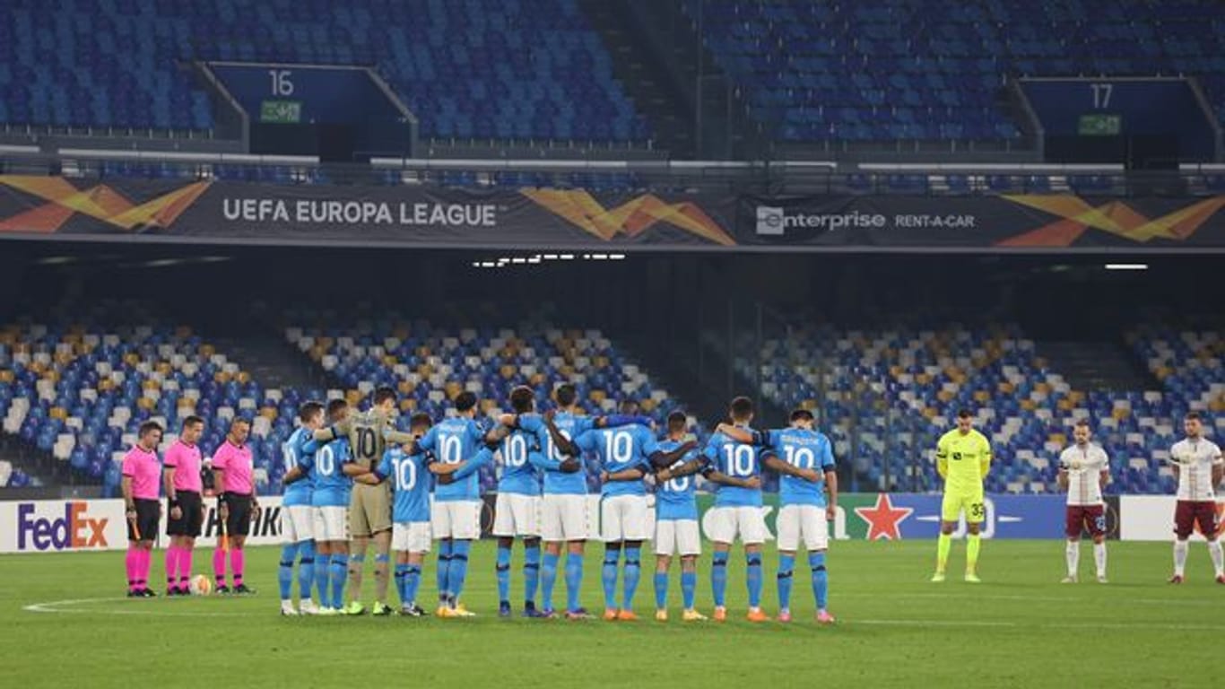 In Gedenken an Maradona liefen alle Spieler des SSC Neapel mit der Nummer 10 auf dem Rücken.