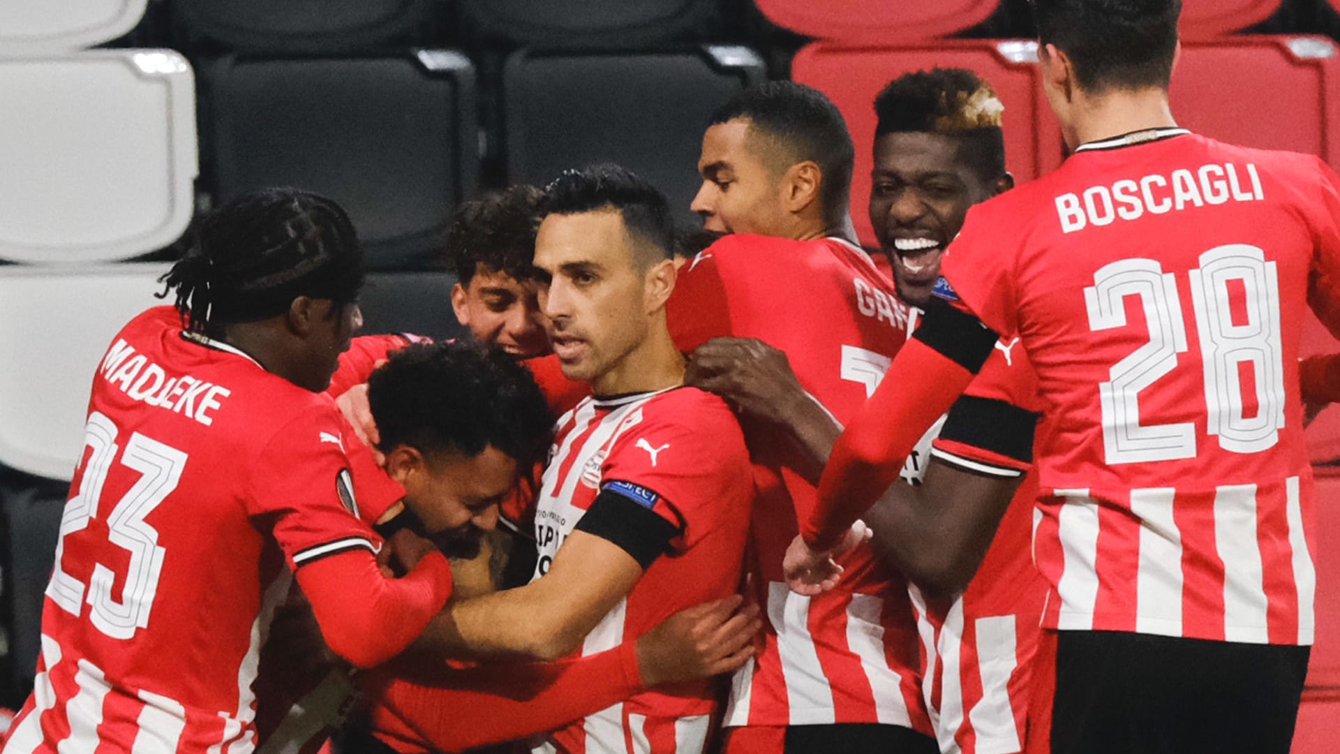 Europa League: Donyell Malen (2.v.l) vom PSV feiert sein Tor zum 3:2 mit seinen Teamkollegen.