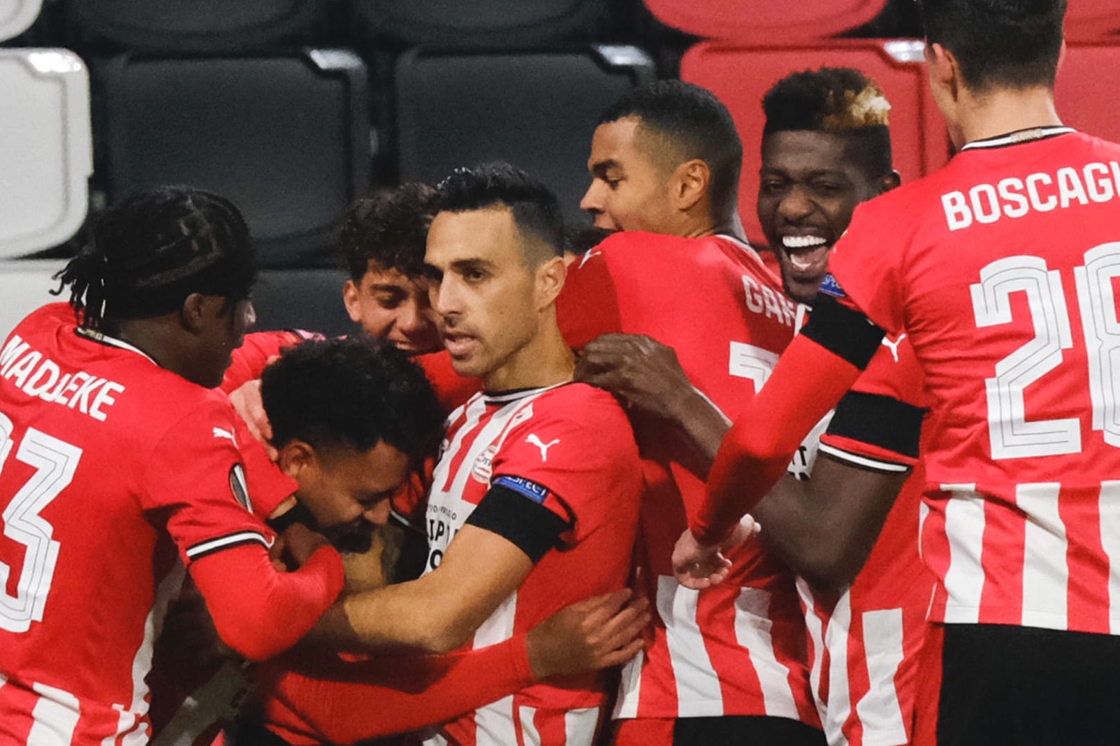 Europa League: Donyell Malen (2.v.l) vom PSV feiert sein Tor zum 3:2 mit seinen Teamkollegen.