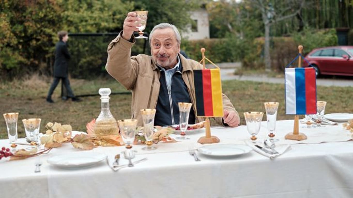Reginald (Wolfgang Stumph) stößt auf die deutsch-russische Freundschaft an.
