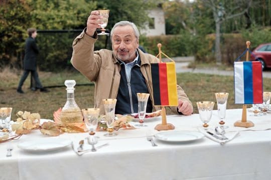 Reginald (Wolfgang Stumph) stößt auf die deutsch-russische Freundschaft an.