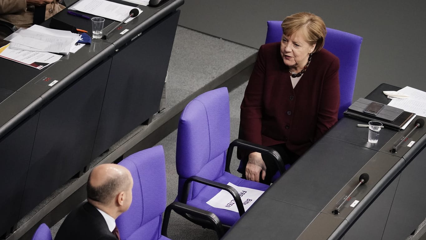 Bundeskanzlerin Angela Merkel (CDU) spricht mit Olaf Scholz (SPD): Bei einer Umfrage hat die Union in der Wählergunst abgenommen.