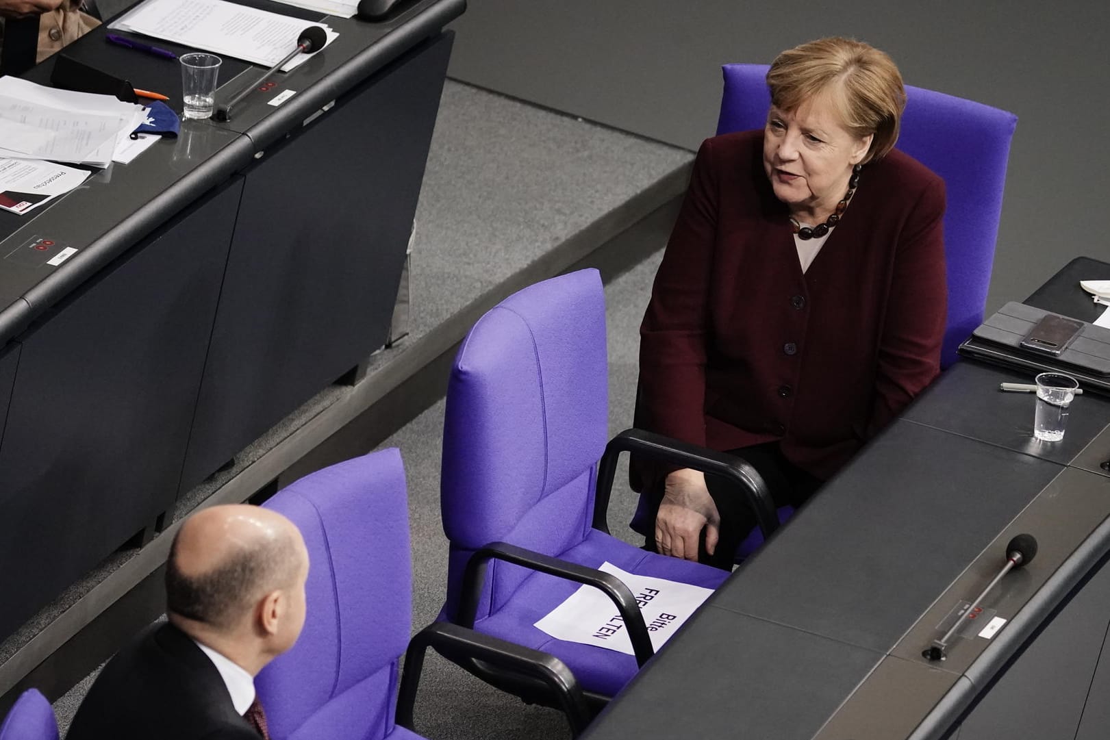 Bundeskanzlerin Angela Merkel (CDU) spricht mit Olaf Scholz (SPD): Bei einer Umfrage hat die Union in der Wählergunst abgenommen.