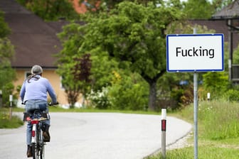 Das Ortsschild des oberösterreichischen Orts "Fucking": Aus "Fucking" wird "Fugging".