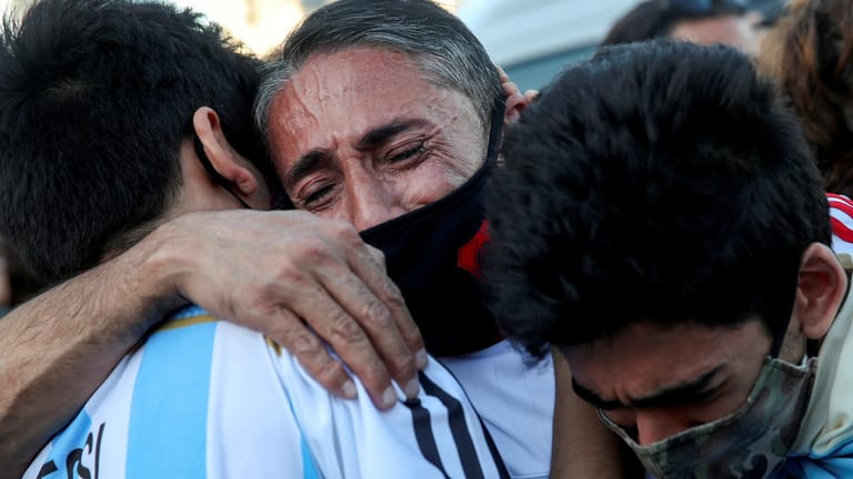 Trauer um Diego Armando Maradona: Der Fußball-Star ist in Buenos Aires beigesetzt worden.