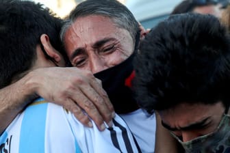 Trauer um Diego Armando Maradona: Der Fußball-Star ist in Buenos Aires beigesetzt worden.