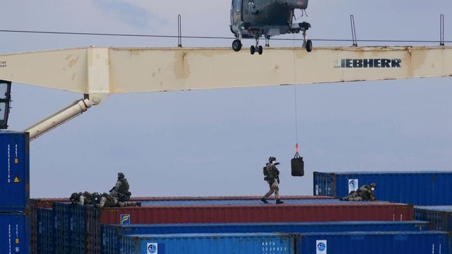 Das Handout der Bundeswehr zeigt das Boardingteam der Fregatte "Hamburg", das sich von einem Hubschrauber auf das türkische Frachtschiff "Roseline A" abseilt. Das Handout der Bundeswehr zeigt das Boardingteam der Fregatte "Hamburg", das sich von einem Hubschrauber auf das türkische Frachtschiff "Roseline A" abseilt.